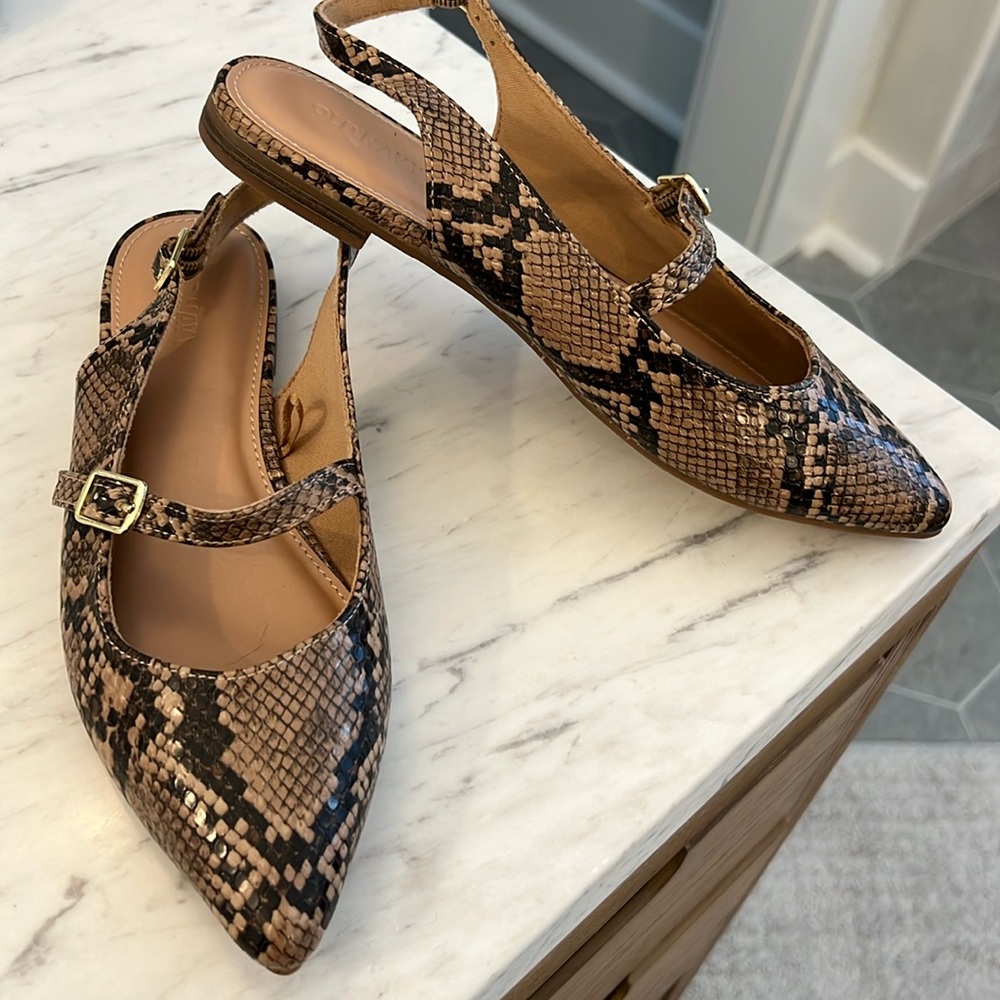 NWOT Old Navy snake flats